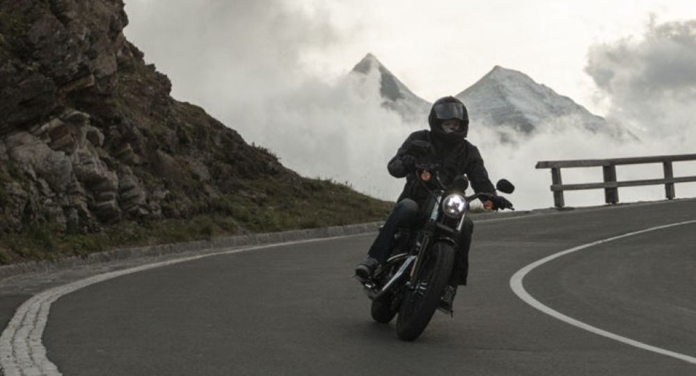 The Pros and Cons of Your Motorcycle Riding Solo