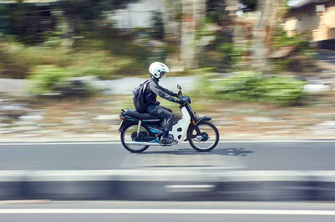 What Is the Difference Between Electric and Gas Mopeds?