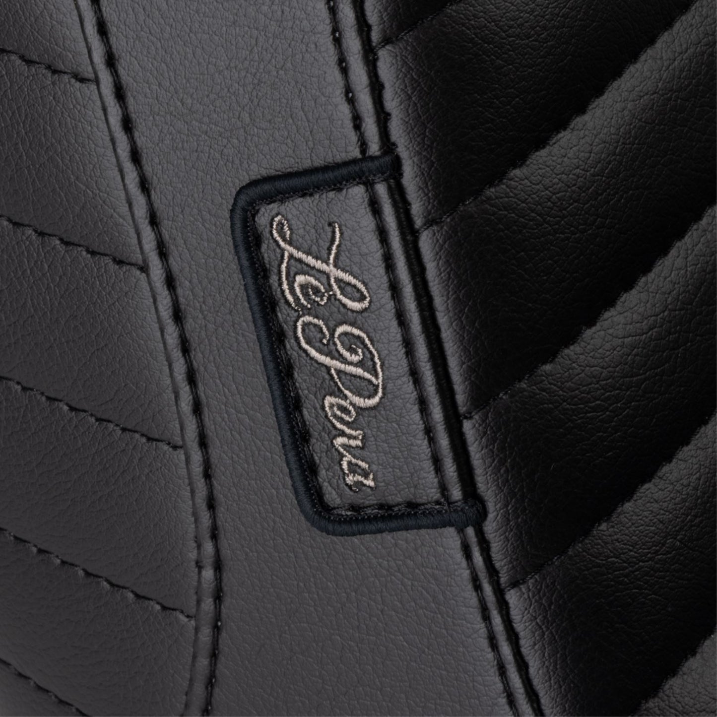 Le Pera Tailwhip Up Front Seat - Pleated - Black - FLSB/FXLR '18-'23 [MPN: LYRU-580PT]_1411037