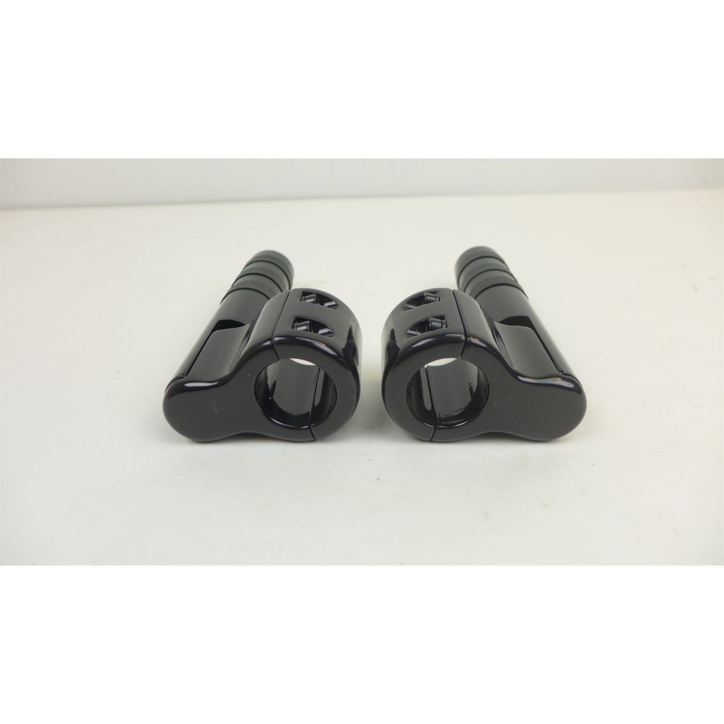 Lindby Customs Clamp On Pegs Black with  3 Wide O-Rings OPEN BOX [MPN: BL 815]_2583020