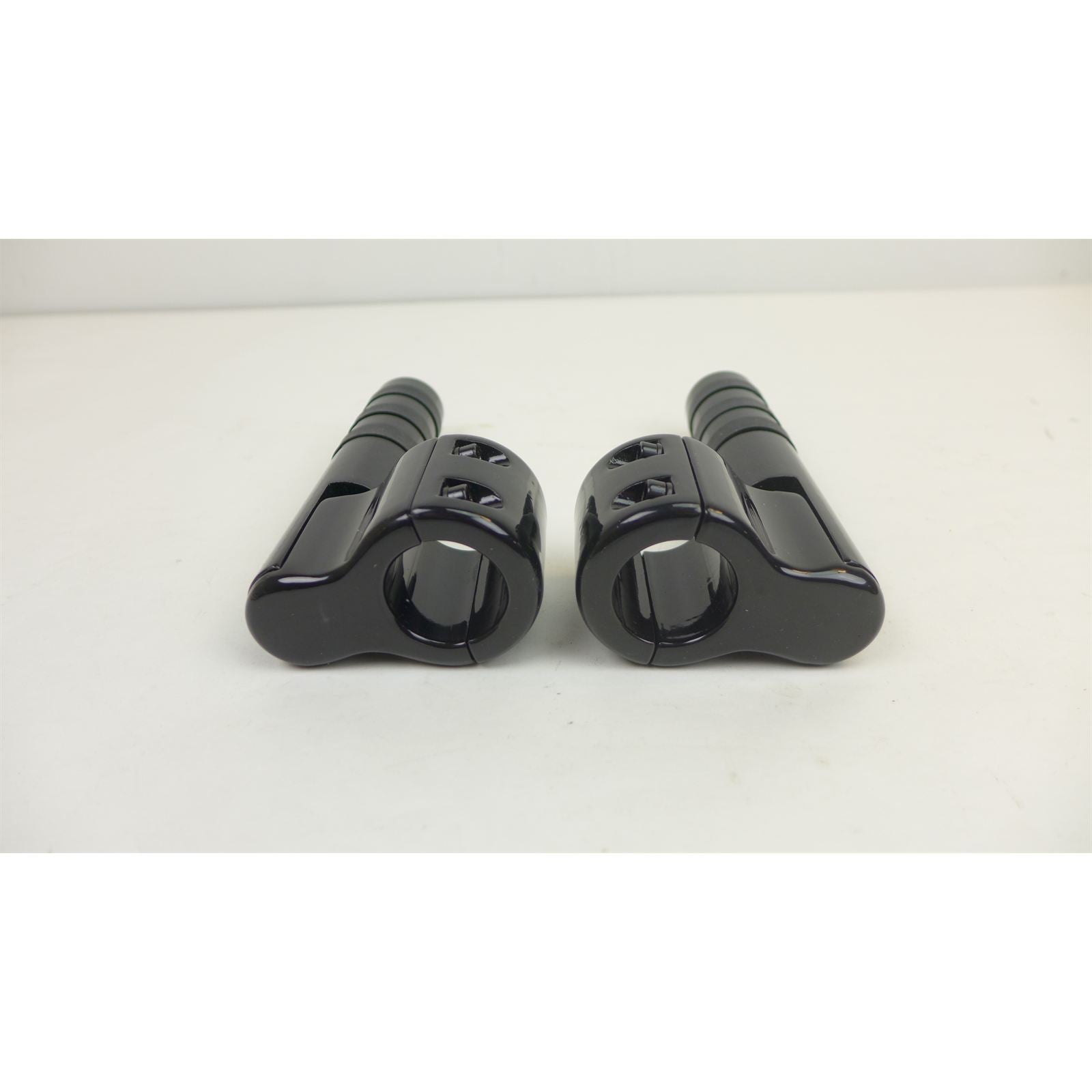Lindby Customs Clamp On Pegs Black with  3 Wide O-Rings OPEN BOX [MPN: BL 815]_2583020